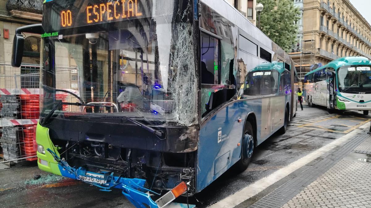Estado en el que ha quedado el autobús de Dbus tras el golpe / Asier Oiarbide