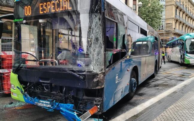 Estado en el que ha quedado el autobús de Dbus tras el golpe / Asier Oiarbide Estado en el que ha quedado el autobús de Dbus tras el golpe / Asier Oiarbide