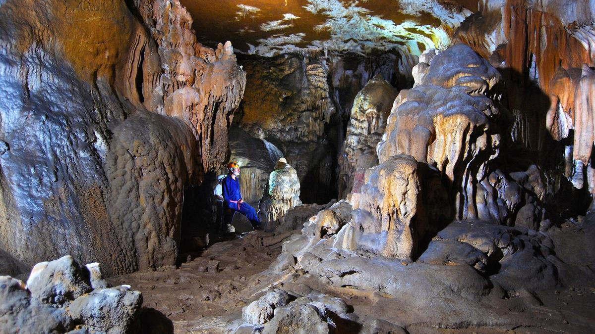 Los espeleólogos de Mendaro y Elgoibar que forman parte del grupo han pasado innumerables horas recorriendo el subsuelo de la comarca de Debabarrena.