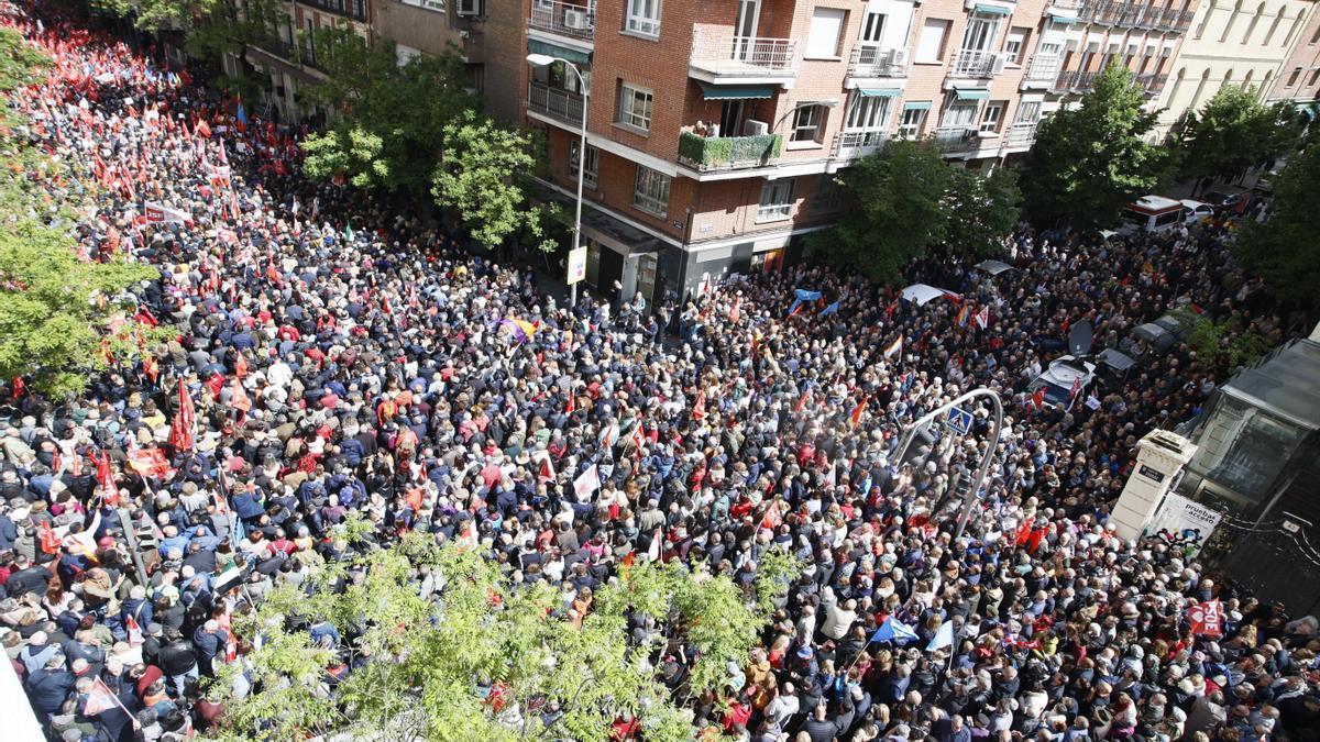 Simpatizantes del PSOE congregados frente a la sede del partido en Ferraz.