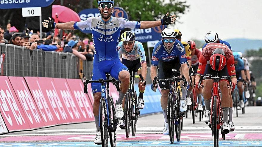 Michael Matthews festeja el triunfo en la tercera etapa del Giro de Italia por delante de Pedersen y Groves. | FOTO: EFE