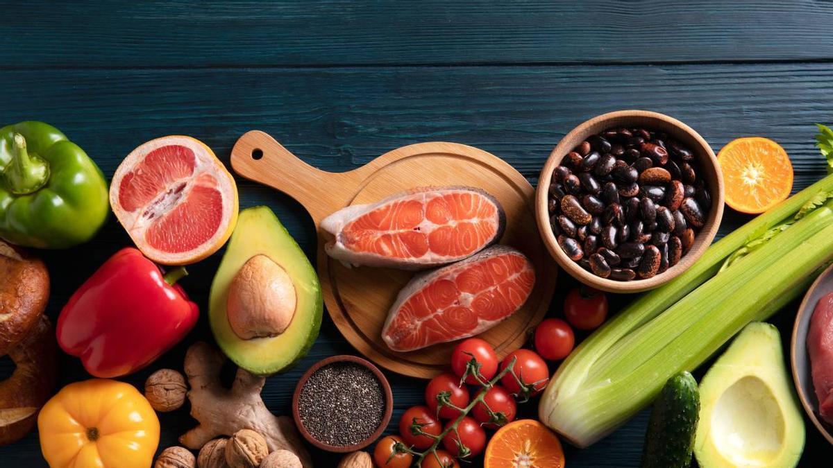 Un conjunto de alimentos ricos en vitaminas y minerales.