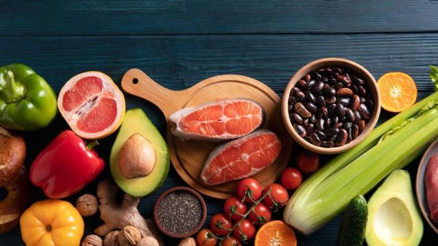 Un conjunto de alimentos ricos en vitaminas y minerales.