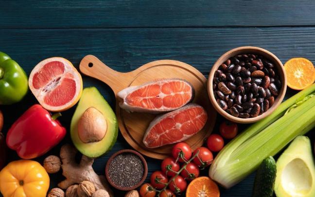 Un conjunto de alimentos ricos en vitaminas y minerales.