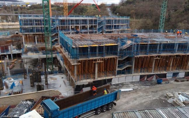 Foto de archivo de la construcción de un edificio de viviendas.