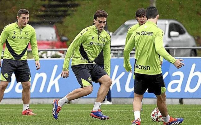 Varios jugadores del filial, en la sesión de entrenamiento de ayer en Zubieta