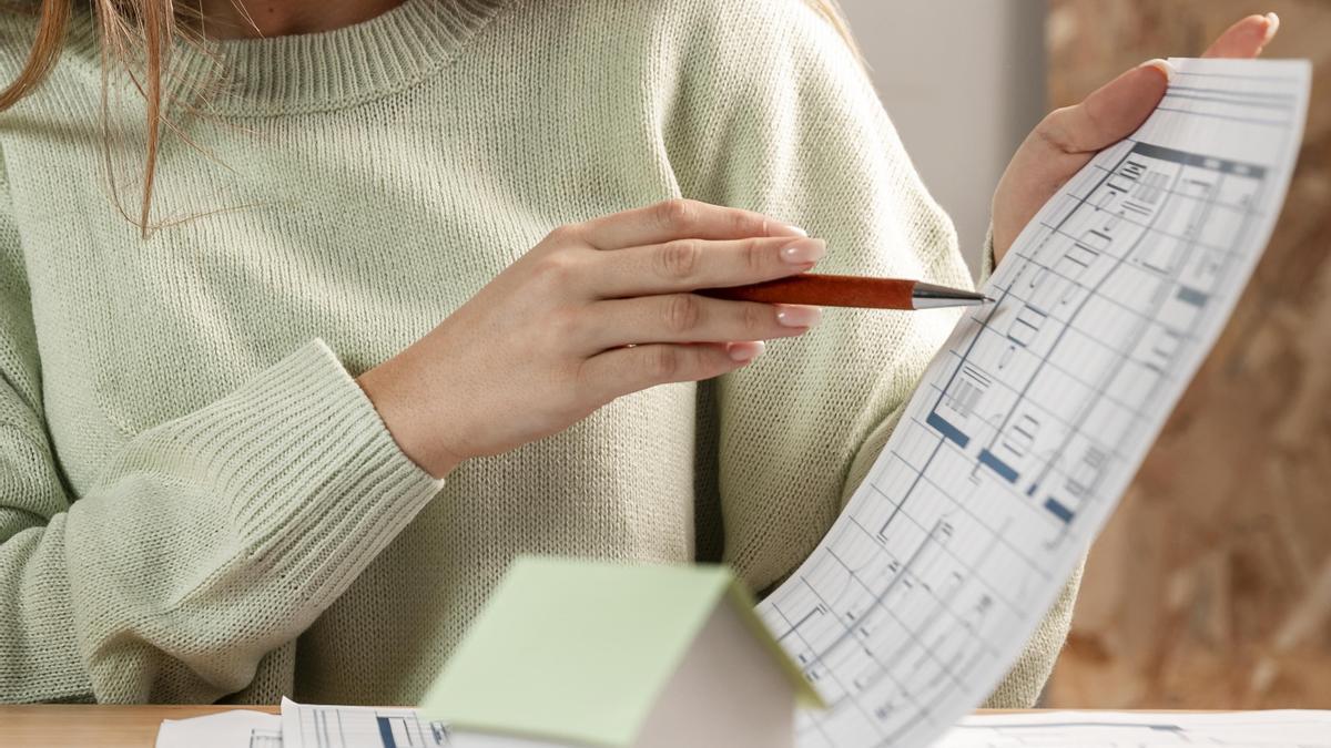 Una mujer revisa una factura.