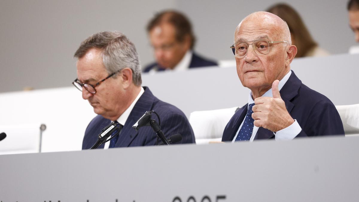 El presidente del Banco Sabadell, Josep Oliu (d), junto al consejero delegado, César González-Bueno (i), durante la Junta General Extraordinaria de Accionistas.