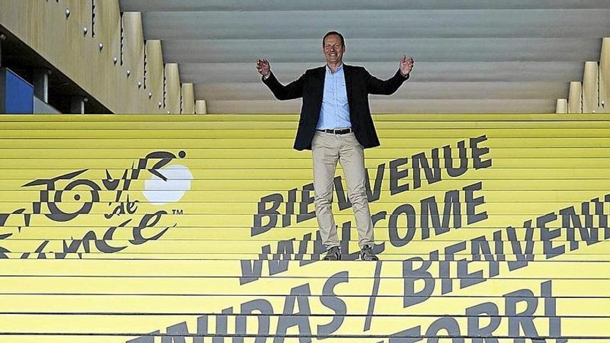 Christian Prudhomme, director del Tour de Francia, posa en las escaleras de acceso al Bilbao Exhibition Centre de Barakaldo.