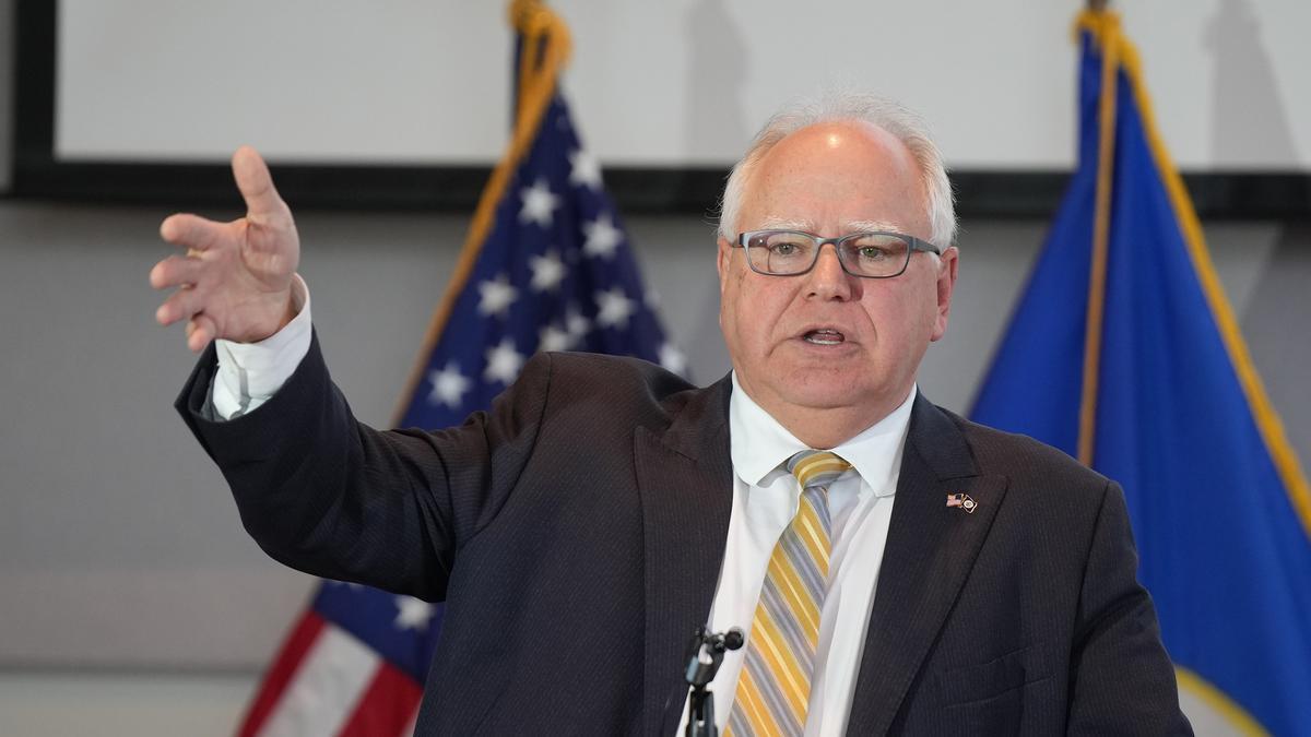 Tim Walz, candidato de los demócratas a la vicepresidencia de EEUU, durante un mitin.