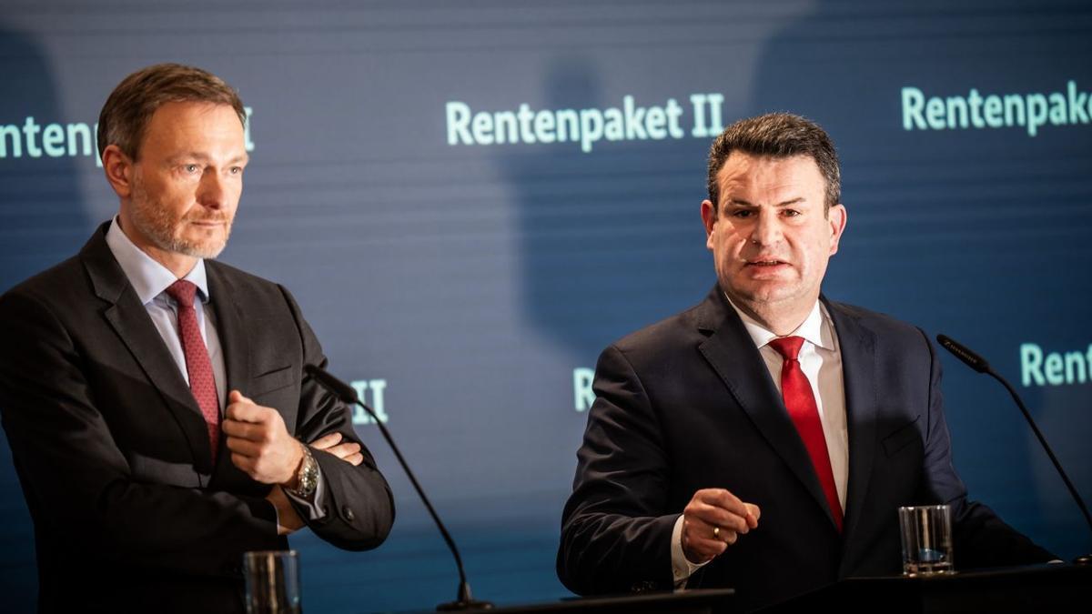 El ministro alemán de Trabajo y Asuntos Sociales, Hubertus Heil (derecha), y el ministro de Finanzas, Christian Lindner (izquierda) anuncian la creación del fondo.
