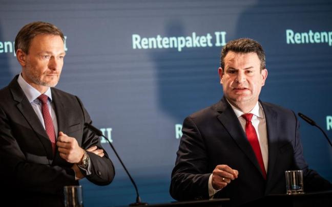 El ministro alemán de Trabajo y Asuntos Sociales, Hubertus Heil (derecha), y el ministro de Finanzas, Christian Lindner (izquierda) anuncian la creación del fondo.
