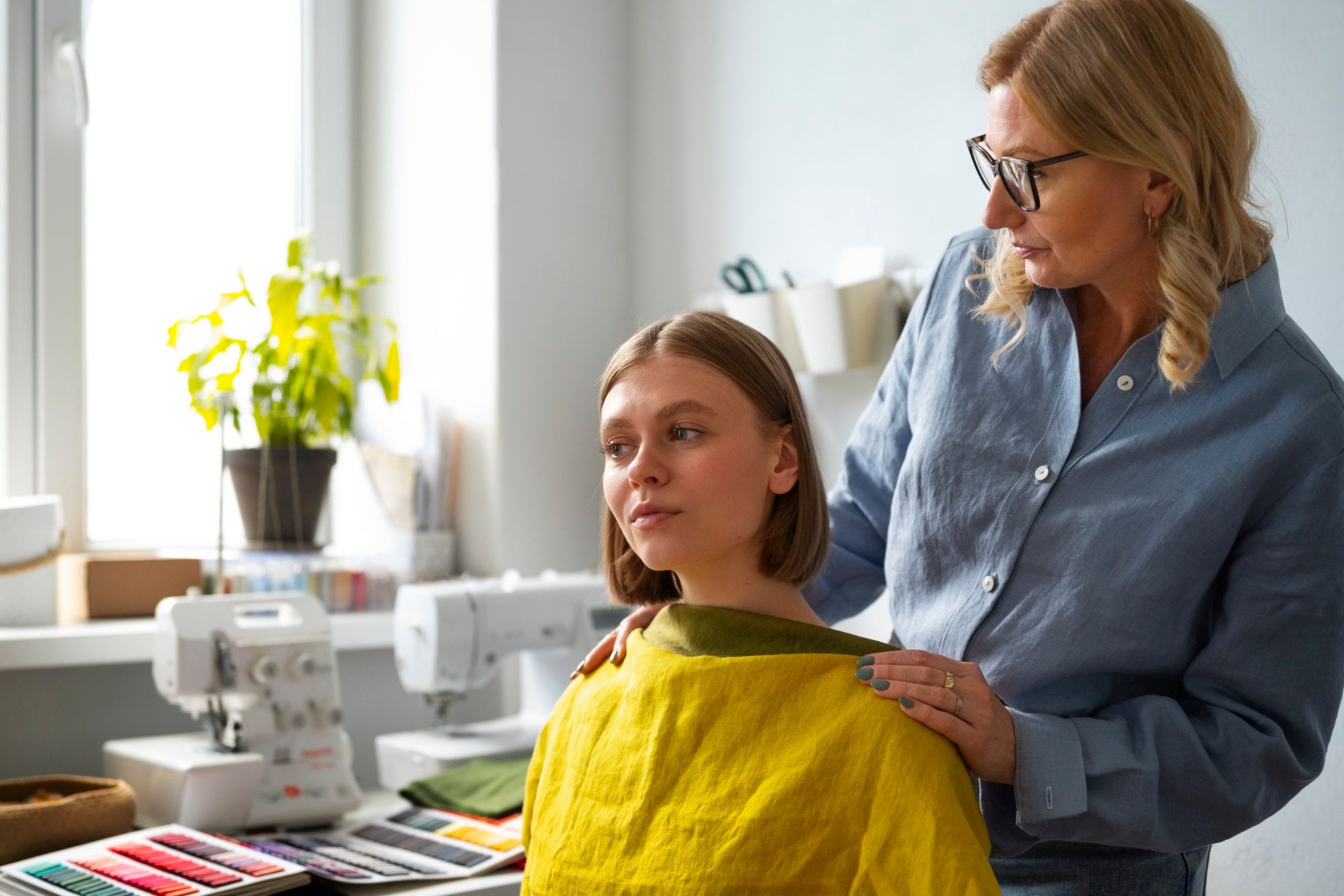 Una modista prueba las telas que más favorecen a una clienta.