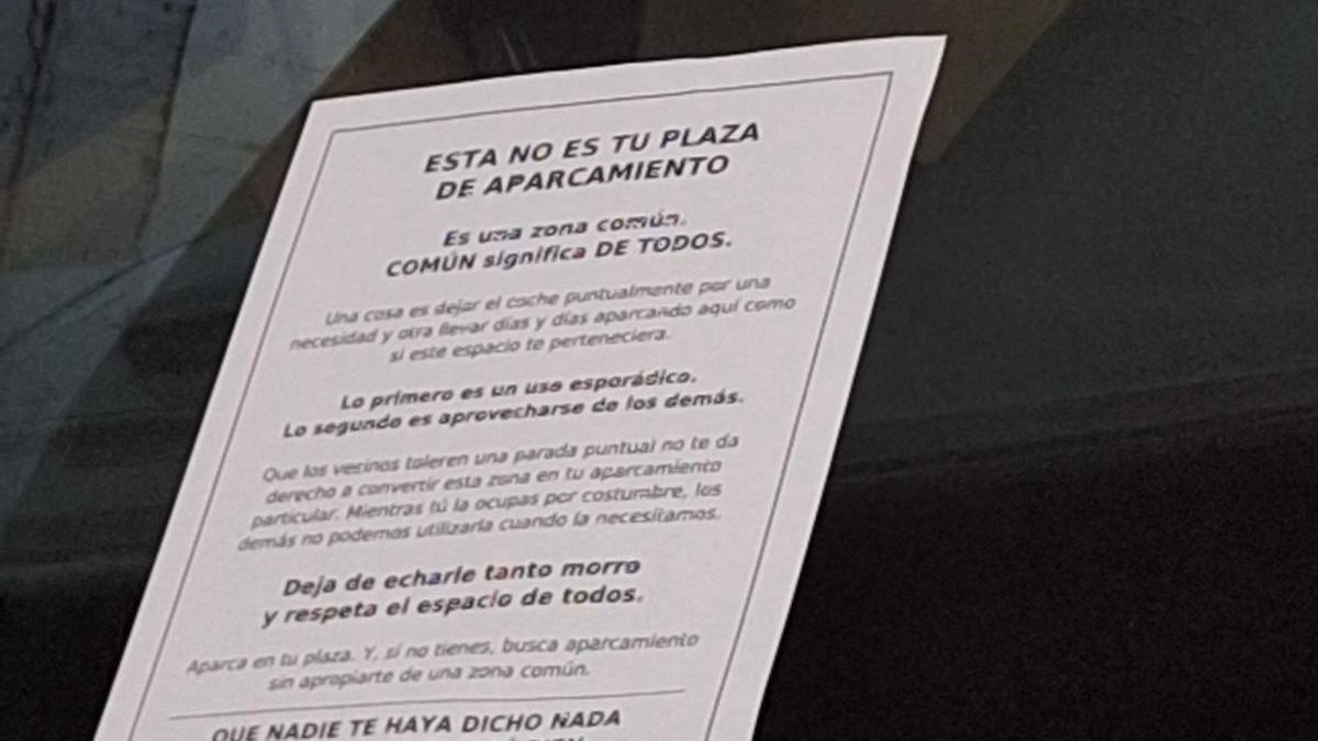 El cartel que han puesto en el capó de un coche en Montornès del Vallès