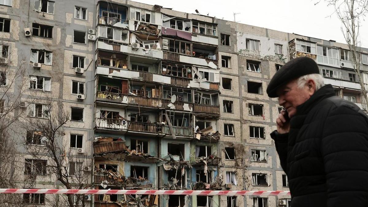 Imagen de archivo de un edificio residencial bombardeado en la región de Zaporiyia.