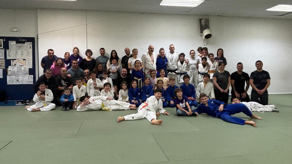 Entrenamiento compartido entre judokas y progenitores.