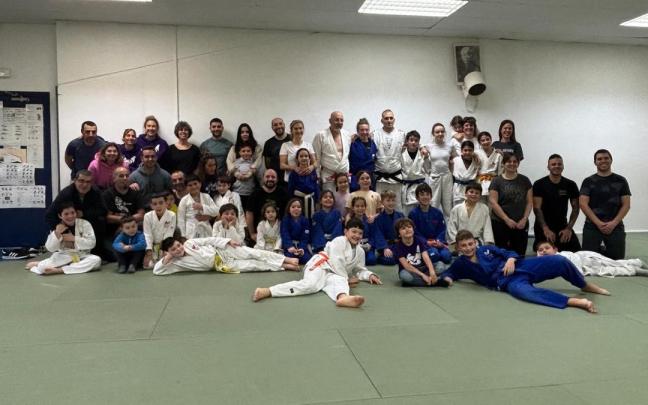 Entrenamiento compartido entre judokas y progenitores.