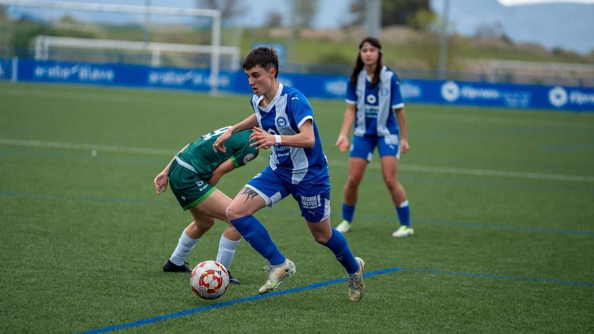 La futbolista urretxurra Izaro Tores deja atrás a una rival.