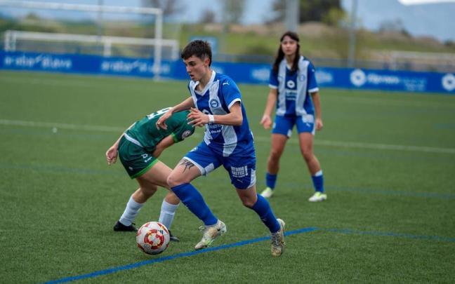 La futbolista urretxurra Izaro Tores deja atrás a una rival.