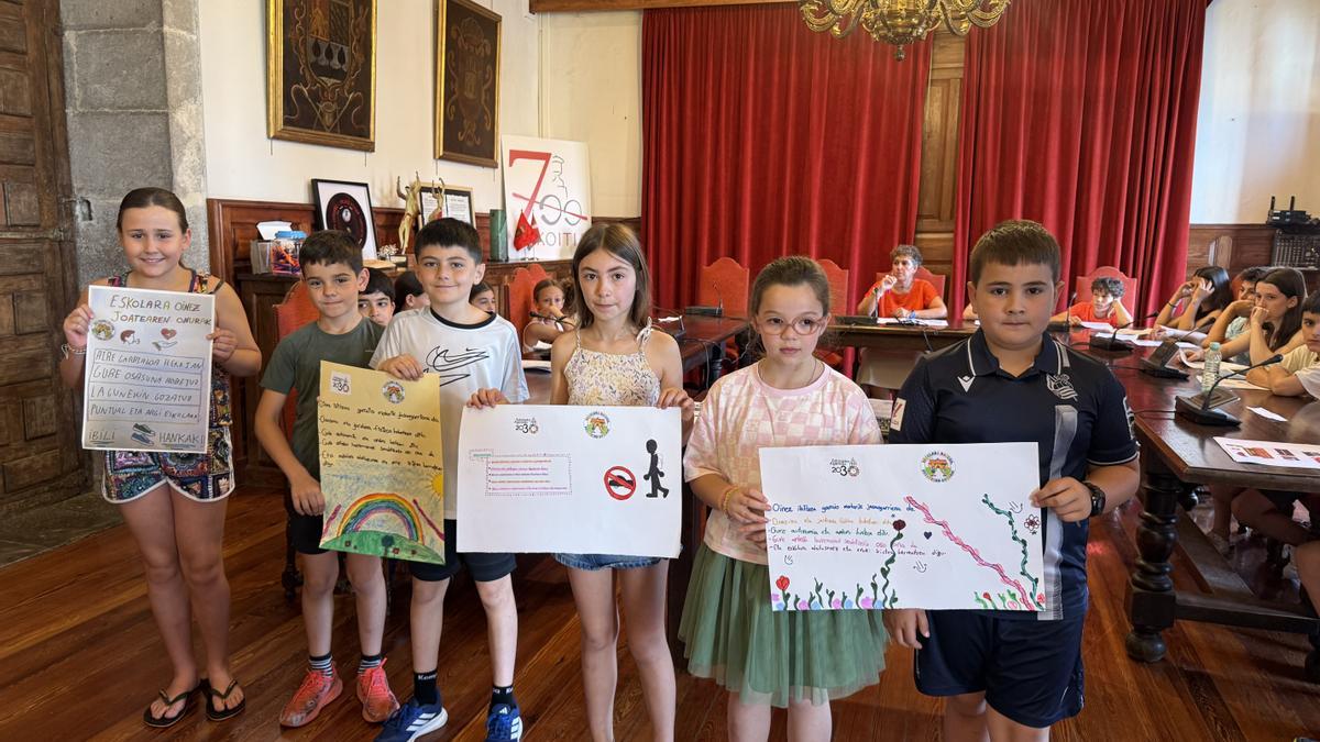 El salón de plenos sirvió de marco a la presentación de los proyectos sobre los que han trabajado los escolares azkoitiarras.