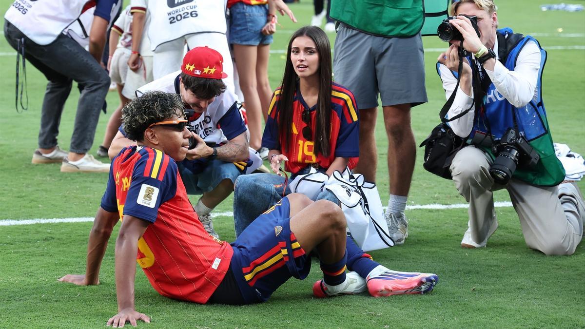 Lamine Yamal e Inés García, en la celebración del Mundial