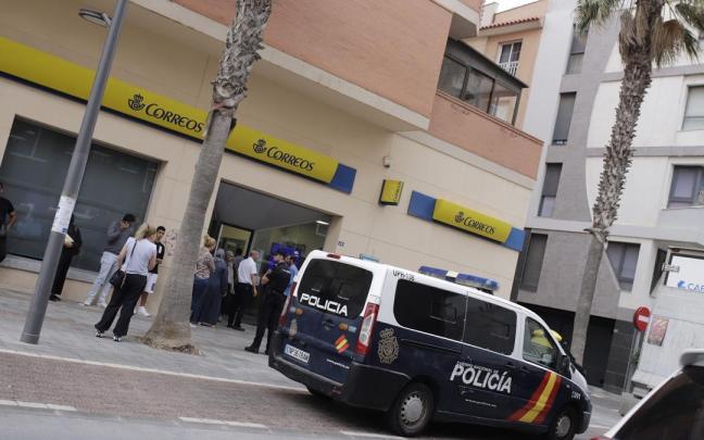Un furgón policial frente a una oficina de Correos en Melilla.