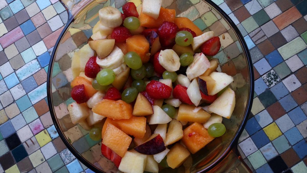 Un cuenco con fruta picada lista para hacer la macedonia.