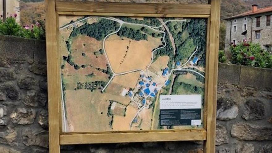 Panel informativo en Aloria, aldea del Valle de Arrastaria