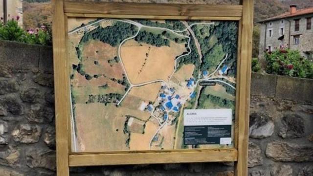 Panel informativo en Aloria, aldea del Valle de Arrastaria