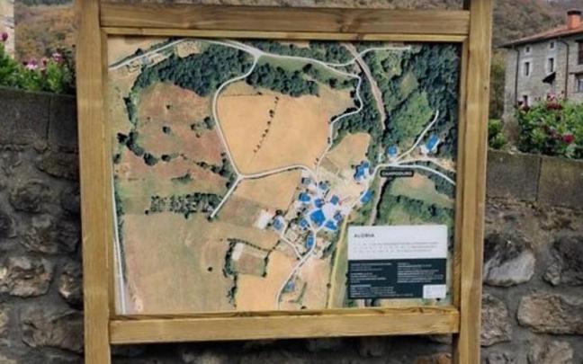Panel informativo en Aloria, aldea del Valle de Arrastaria