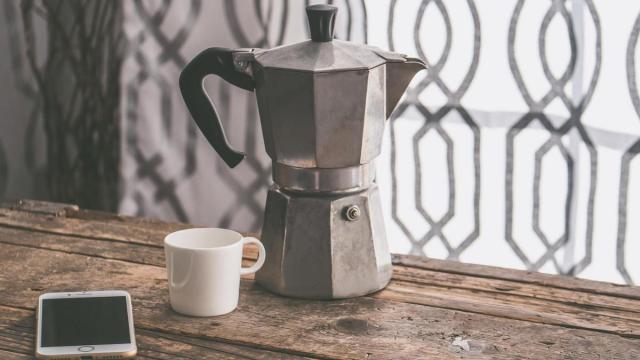 Cafetera italiana sobre una mesa de madera.