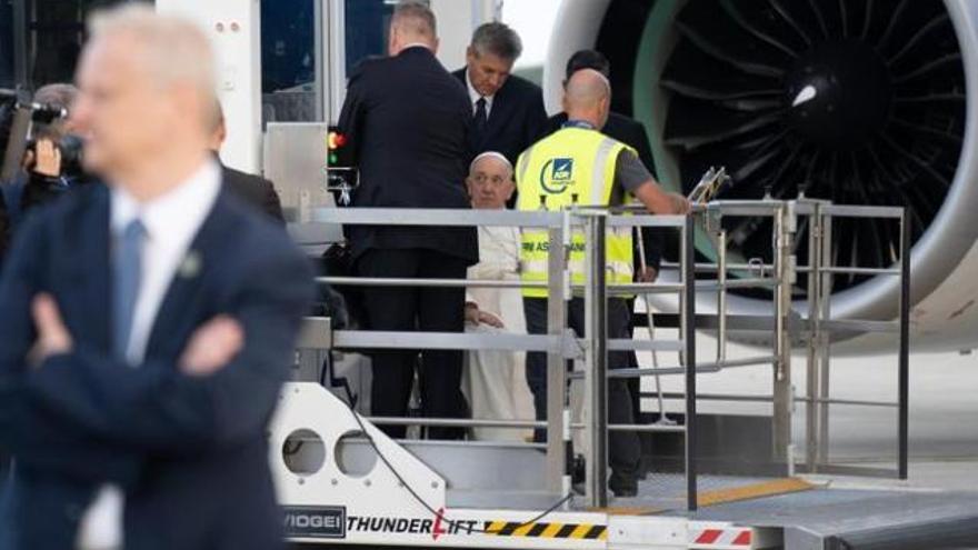 El Papa Francisco en silla de ruedas para bajar del avión tras aterrizar en Lisboa.