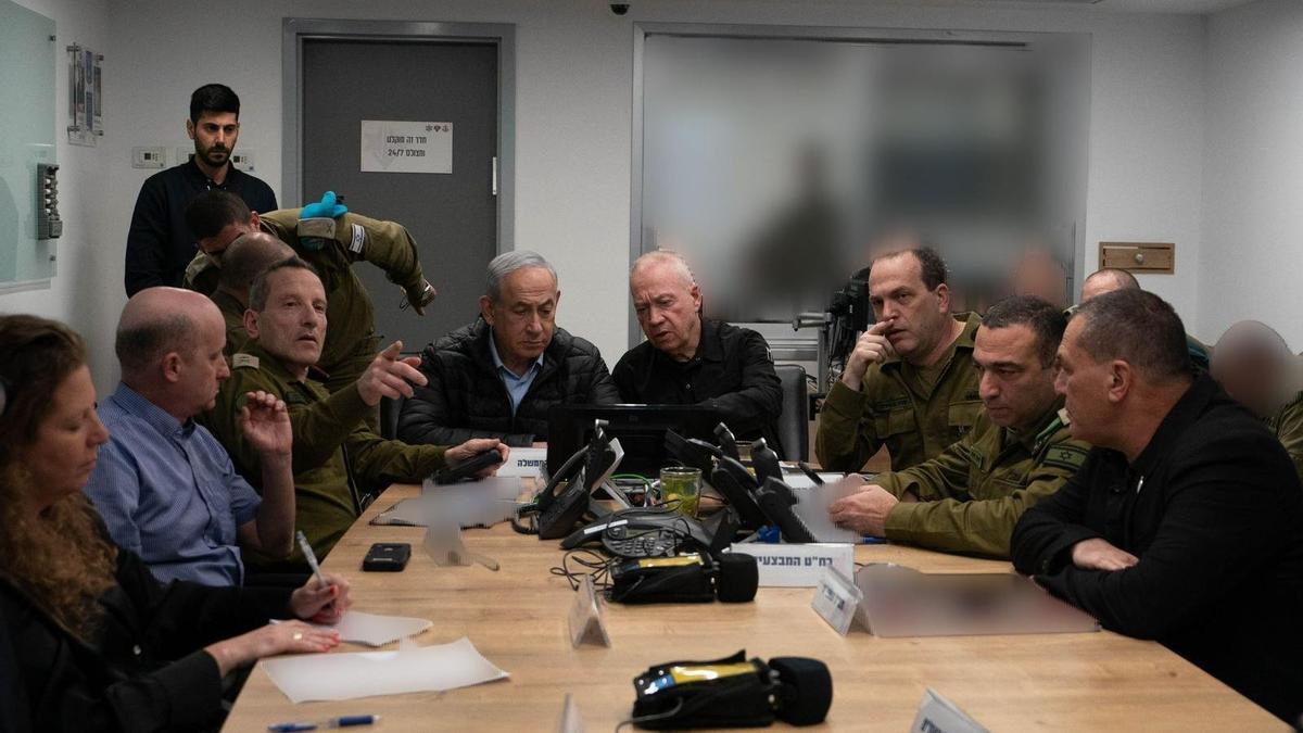 Netanyahu, en un refugio con su cúpula militar, sigue los últimos bombardeos sobre Irán.