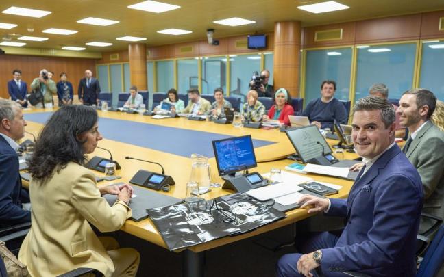 El consejero de Industria, Transición Energética y Sostenibilidad, hoy en el Parlamento Vasco. / ADRIAN RUIZ HIERRO El consejero de Industria, Transición Energética y Sostenibilidad, hoy en el Parlamento Vasco.