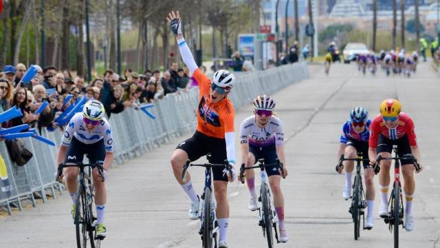 Vollering festeja, vestida de líder, la victoria en la última etapa.