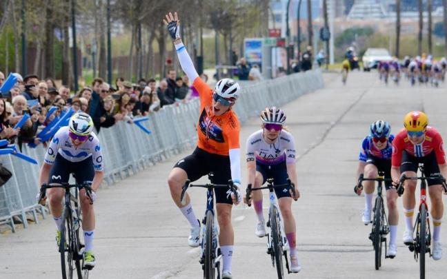 Vollering festeja, vestida de líder, la victoria en la última etapa.