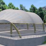 El proyecto contempla una intervención integral en en el escenario que combinará madera y un textil (EFTE) transparente de color blanco con una opacidad del 30% que iría anclado y tensado contra la estructura.