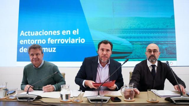 El ministro de Transportes y Movilidad Sostenible, Óscar Puente (c), acompañado del secretario de Estado de Transportes y Movilidad Sostenible, José Antonio Santano Clavero (i), y el presidente de Adif, Luis Pedro Marco de la Peña.