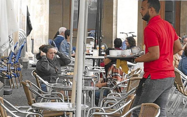 El incremento de la actividad turística está propulsando el empleo en la hostelería.