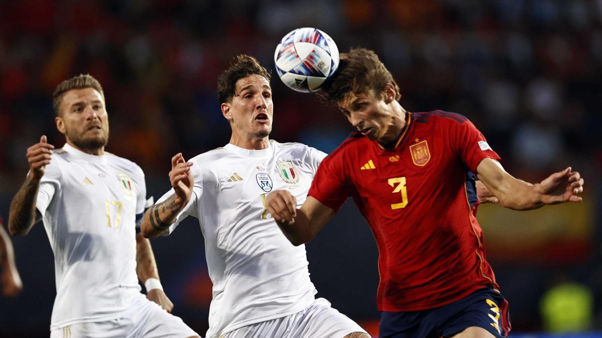 Le Normand cabeces un balón durante el partido España-Italia
