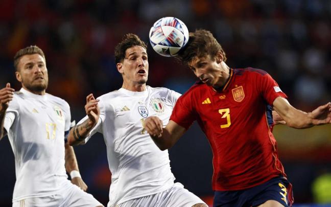 Le Normand cabeces un balón durante el partido España-Italia