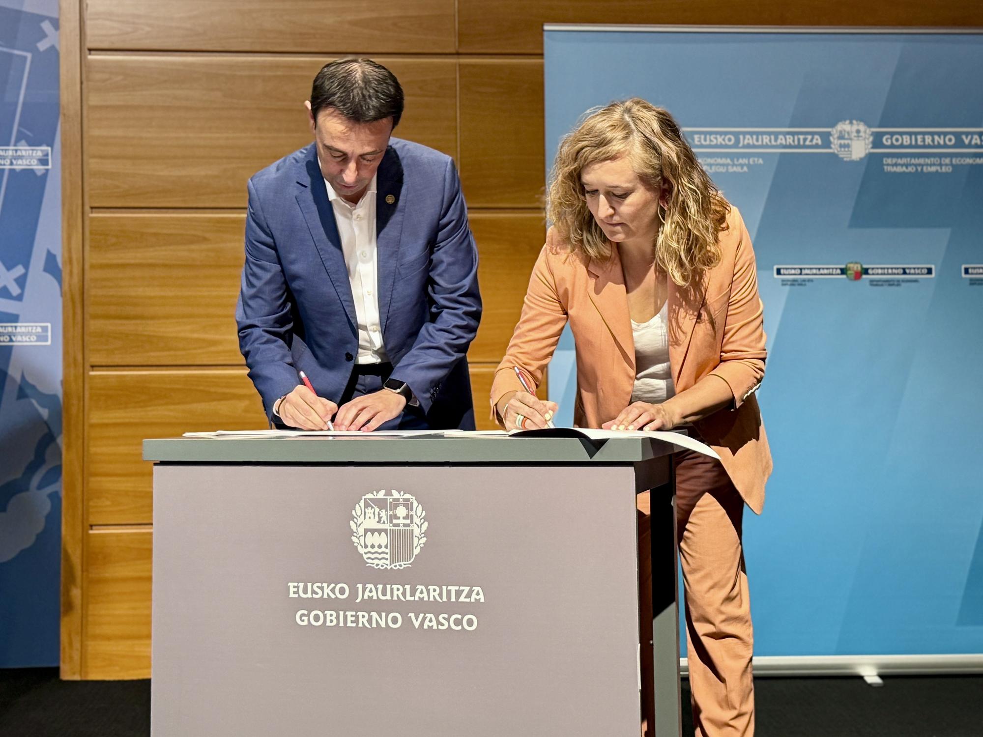 El vicelehendakari y consejero de Empleo, Mikel Torres, y la alcaldesa arrasatearra Maider Morras en la firma del acuerdo.