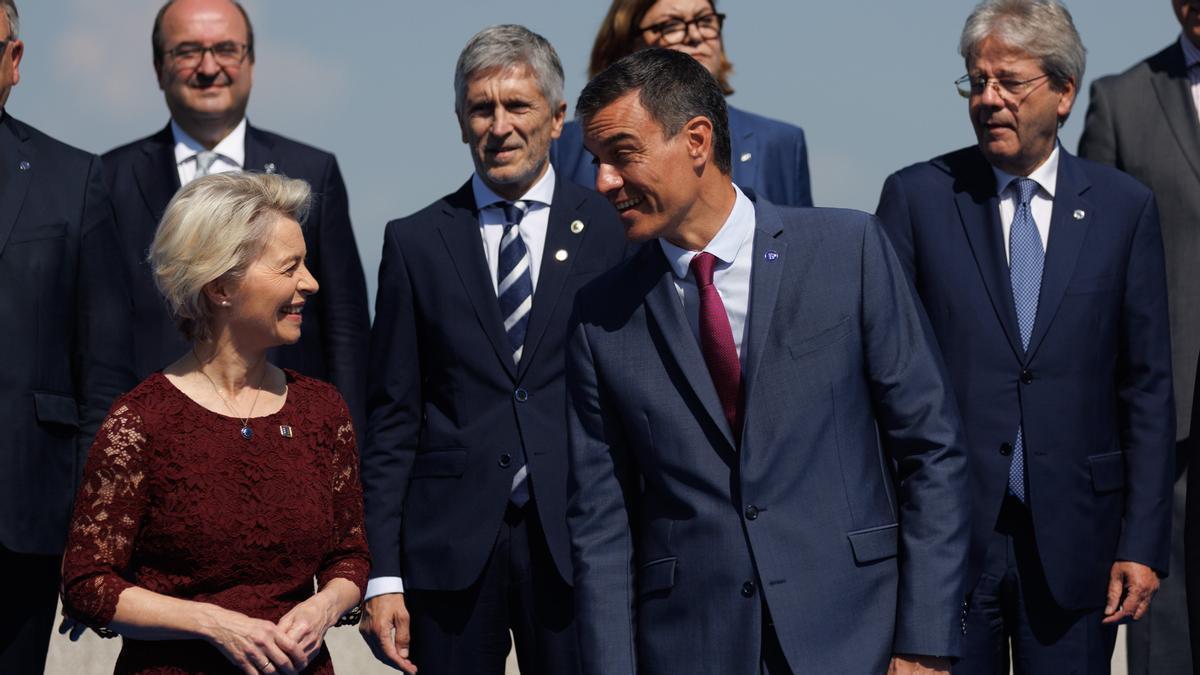 Úrsula von der Leyen y Pedro Sánchez posan en la foto de familia en la inauguración de la Presidencia española del Consejo de la Unión Europea.