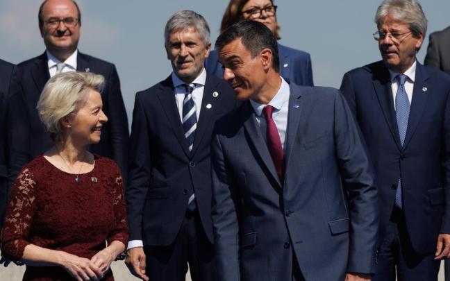 Úrsula von der Leyen y Pedro Sánchez posan en la foto de familia en la inauguración de la Presidencia española del Consejo de la Unión Europea.