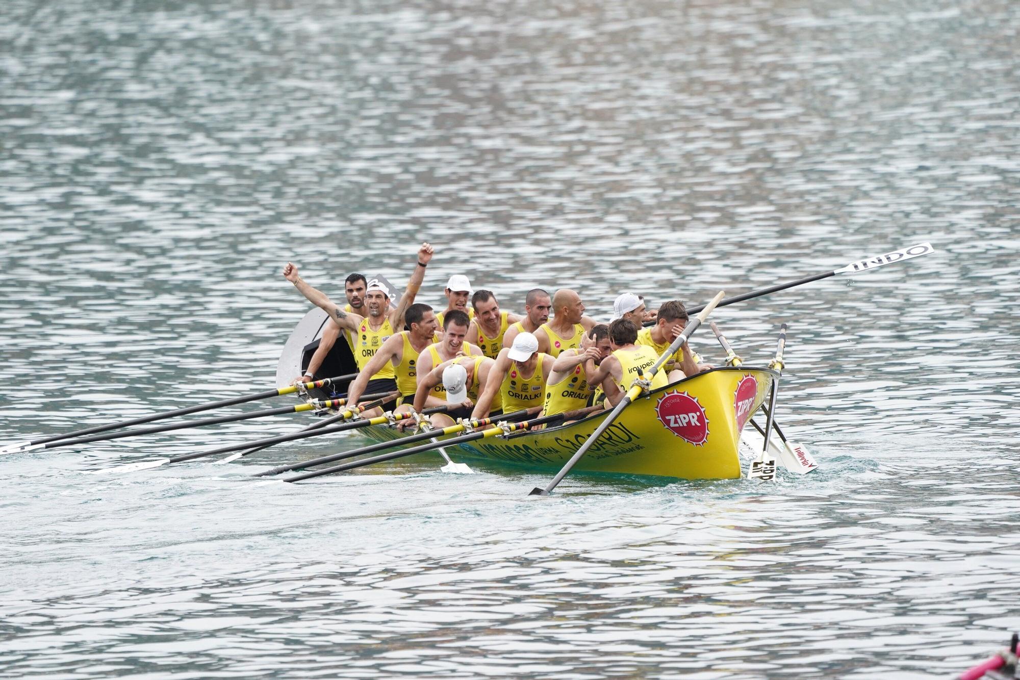Los remeros de Orio celebran la victoria / Borja Guerrero