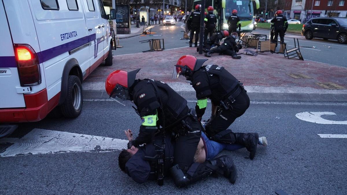 Agentes de la Ertzaintza detienen a una persona en las inmediaciones de Anoeta.