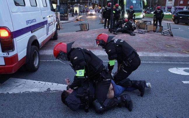 Agentes de la Ertzaintza detienen a una persona en las inmediaciones de Anoeta. Agentes de la Ertzaintza detienen a una persona en las inmediaciones de Anoeta.