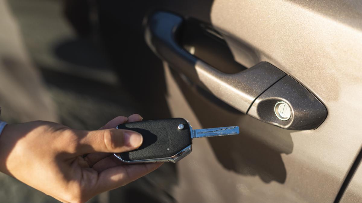 Llave abriendo la cerradura de un coche