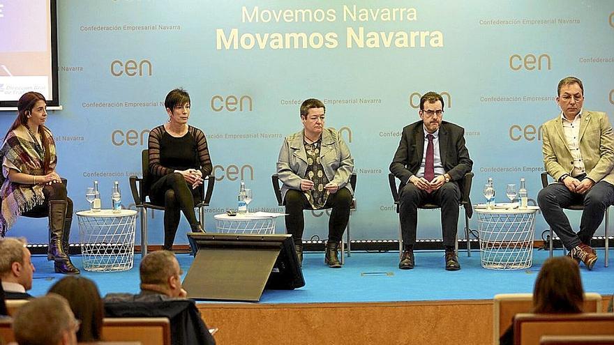 Pilar del Real Suárez, Virginia García Osés, Susana Pérez Leza, Carlos Miguel Vivanco Peña y Pablo González Sánchez, en la mesa redonda sobre seguridad vial, celebrada en la sede de la CEN.