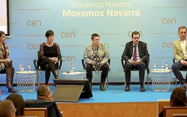 Pilar del Real Suárez, Virginia García Osés, Susana Pérez Leza, Carlos Miguel Vivanco Peña y Pablo González Sánchez, en la mesa redonda sobre seguridad vial, celebrada en la sede de la CEN.